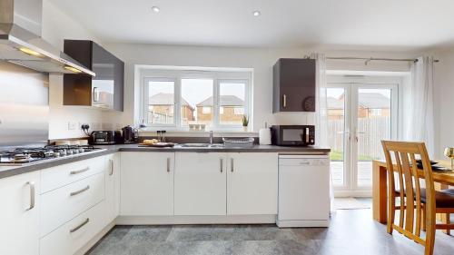 Konyha, Rare find - new build 3 bedroom house near Cheshire Oaks in Ellesmere Port