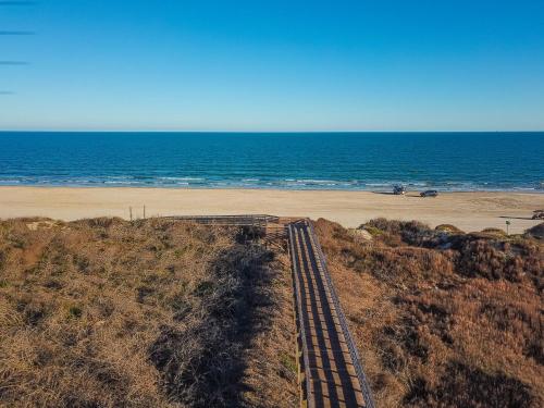 RD223 Paradise 5BR, 3.5BA, Sleeps 12, Shared Pool, Golf Cart Entire Time, Boardwalk to the Beach in Port Aransas, USA