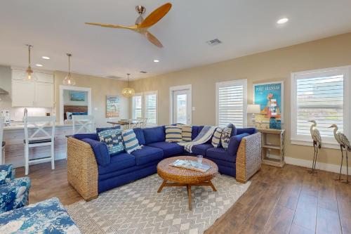 RD223 Paradise 5BR, 3.5BA, Sleeps 12, Shared Pool, Golf Cart Entire Time, Boardwalk to the Beach in Port Aransas, USA