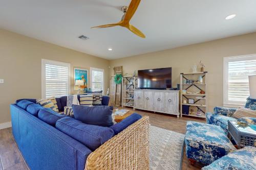 RD223 Paradise 5BR, 3.5BA, Sleeps 12, Shared Pool, Golf Cart Entire Time, Boardwalk to the Beach in Port Aransas, USA