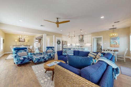 RD223 Paradise 5BR, 3.5BA, Sleeps 12, Shared Pool, Golf Cart Entire Time, Boardwalk to the Beach in Port Aransas, USA