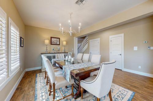 RD223 Paradise 5BR, 3.5BA, Sleeps 12, Shared Pool, Golf Cart Entire Time, Boardwalk to the Beach in Port Aransas, USA