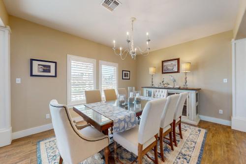 RD223 Paradise 5BR, 3.5BA, Sleeps 12, Shared Pool, Golf Cart Entire Time, Boardwalk to the Beach in Port Aransas, USA