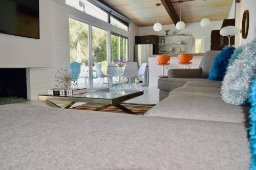 Live the Mid Mod Life at Mariposa Palms - image 3