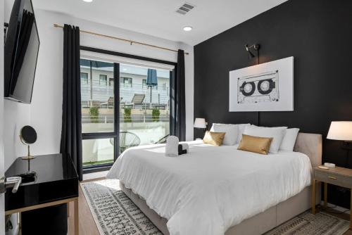UPSCALE Cozy Nashville Condo with POOL, PATIO, PARKING in Nashville, USA