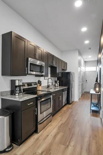 2 Bedroom, 4 Bed Near Vanderbilt, Belmont, FREE Parking Near Restaurants, Shopping, Bars in Nashville, USA