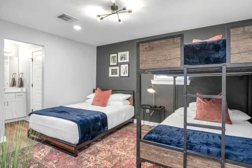 4 BEDS WALK to Downtown Nashville Pool and Parking in Nashville, USA