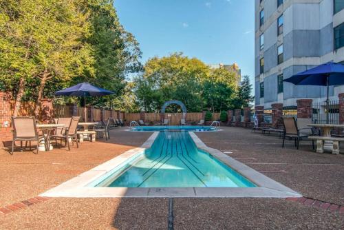 Famous Music Row 1 Bedroom Condo With Free Parking And Pool - Nashville, TN