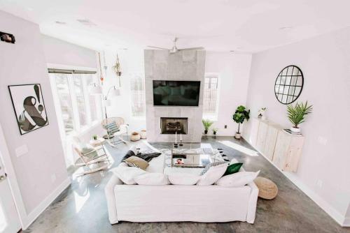 Modern Luxury with Rooftop Deck, 3 mi to Downtown in Nashville, USA