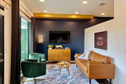 CHIC Modern Nashville Condo POOL, PATIO, PARKING in Nashville, USA