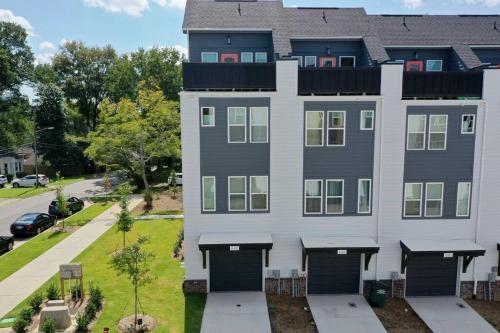 4 Story Queen City Retreat! New! Walk to Downtown! in Charlotte, USA