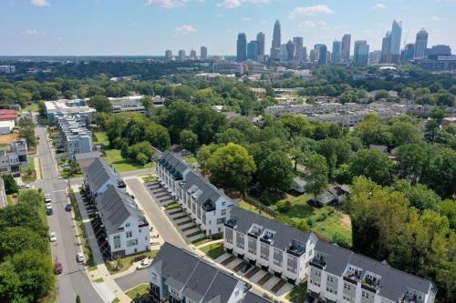4 Story Queen City Retreat! New! Walk to Downtown! in Charlotte, USA