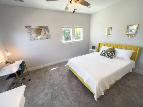4 Story Queen City Retreat! New! Walk to Downtown! in Charlotte, USA