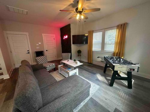 4 Story Queen City Retreat! New! Walk to Downtown! in Charlotte, USA