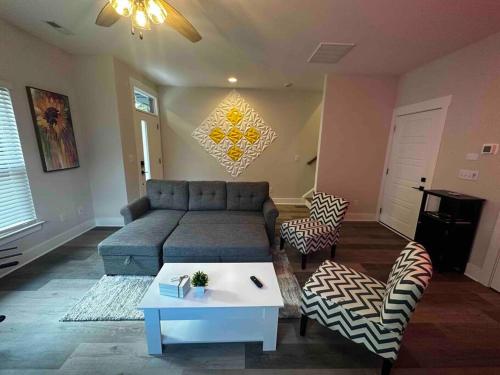 4 Story Queen City Retreat! New! Walk to Downtown! in Charlotte, USA