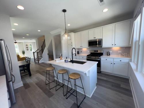 4 Story Queen City Retreat! New! Walk to Downtown! in Charlotte, USA