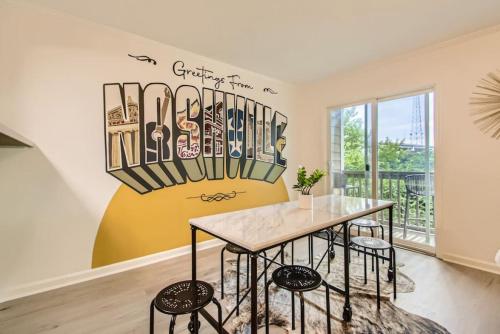 Condo with Pool and Free Parking Walk Downtown & Germantown, Nashville