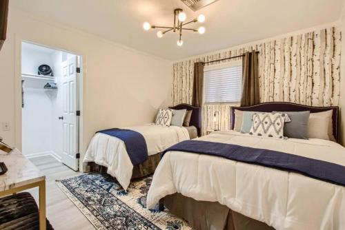 4 Bed, 2 Bedroom plus POOL, Walk to Downtown and Germantown in Nashville, USA