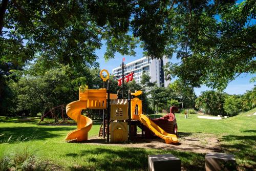 04063 New Deluxe Unit Signature Condominium US Consulate