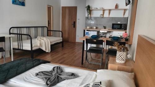 Cozy Studios near New York Cafe with Balcony, Parking, AC Room Type - Apartment