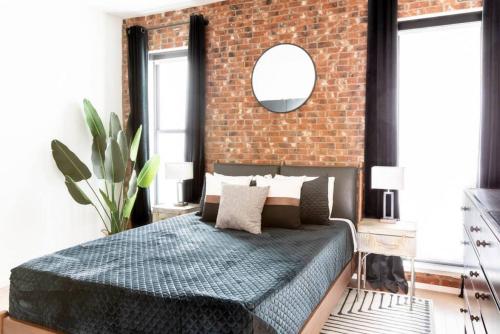 Stunning River View Condo Walk to Downtown Rooftop Patio in Nashville, USA