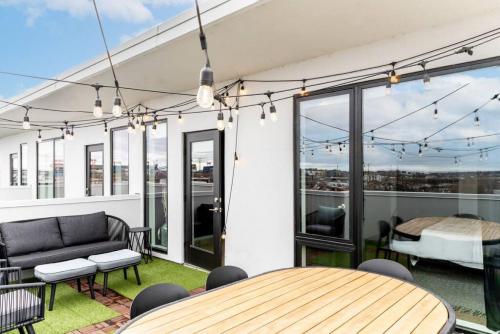 Stunning River View Condo Walk to Downtown Rooftop Patio in Nashville, USA
