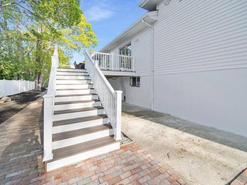 Spacious Modern Home with Separate In Law Suite, Walk to the Beach and Restaurants