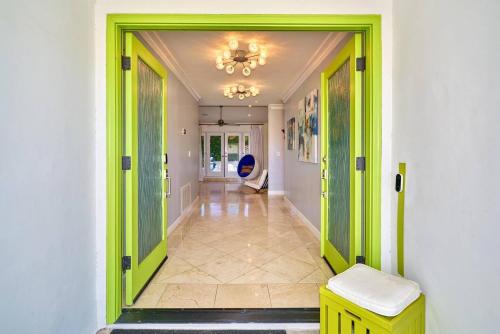 Pineapple Splash! Complete Privacy! Salt Pool! in Palm Springs, USA