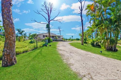 Villa Island Retreat, beautiful Country house overlooking 13 acres and a small lake