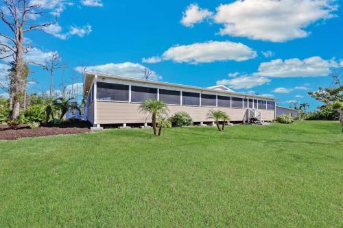 A környék, Villa Island Retreat, Country house overlooking 13 acres and a small lake in Saint James City