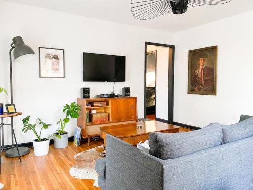 Mid-Century Modern Home Near Downtown with Free Parking in Nashville, USA