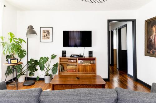 Mid-Century Modern Home Near Downtown with Free Parking in Nashville, USA