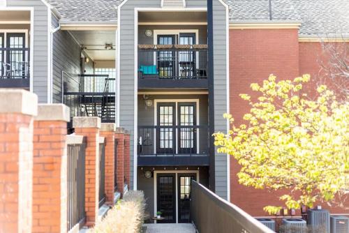Stylish Downtown Nashville 3 Beds, 1 Bedroom with Private Patio, Parking, Nashville, Tennessee