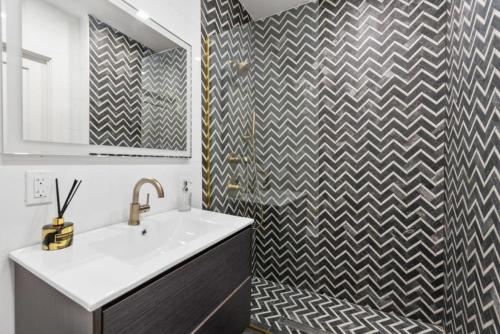 Top Notch 2BR in Upper East Mins to Central Park, New York (photo 10)