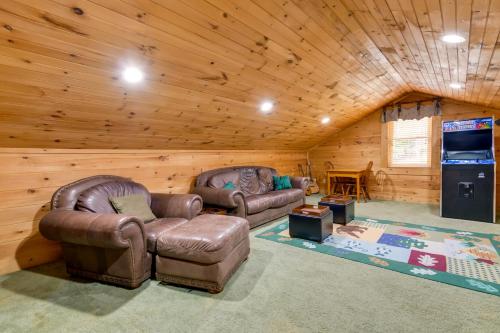 Home with BBQ and Fire Pit 8Mi to Smoky Mtn Natl Park - image 14