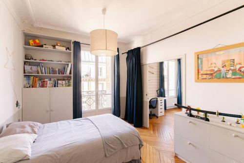 Family apartment center paris 8th- by AskMeFrance - main image