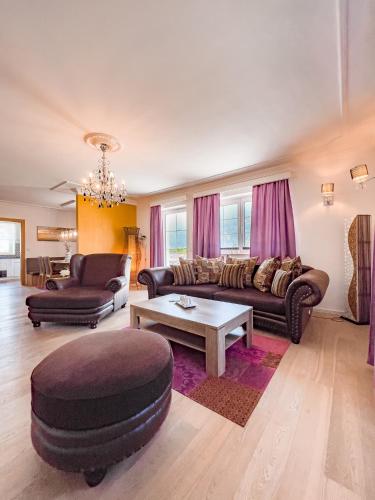 2 bedrooms, 5 beds