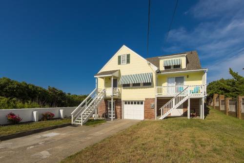Harshaw Beach House - North End Oceanfront in Virginia Beach, USA