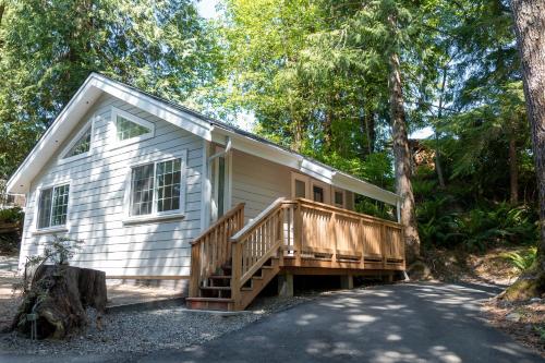 Surfs Inn Guesthouse & Cottages in Ucluelet, Canada