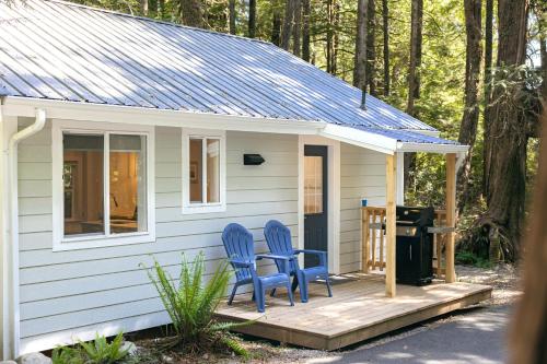 Surfs Inn Guesthouse & Cottages in Ucluelet, Canada