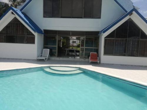 hermosa casa con piscina y wifi cerca a Girardot