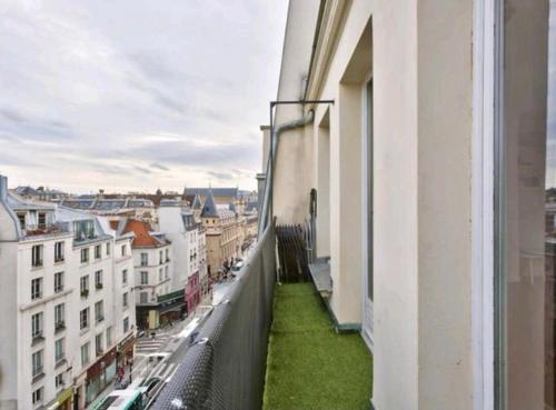 Exceptional view 2 bedrooms flat in central Paris