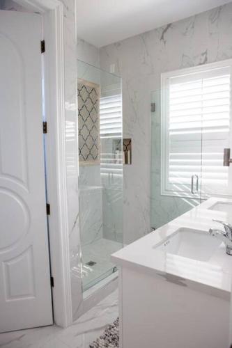 7BRLuxury Home Near Disney & Knotts for 30 people in Midway City, USA