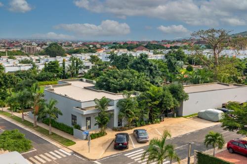 Contemporary 1 bedroom with pool