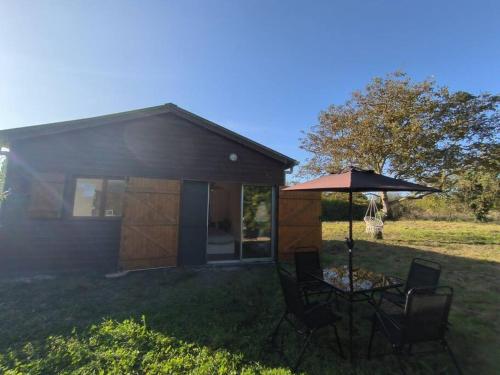 Chalet avec grand jardin Lit avec balançoire atypique gîte à louer Landébia