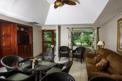 Cozy getaway w/pool-tennis-bbq near Manuel Antonio in Damas