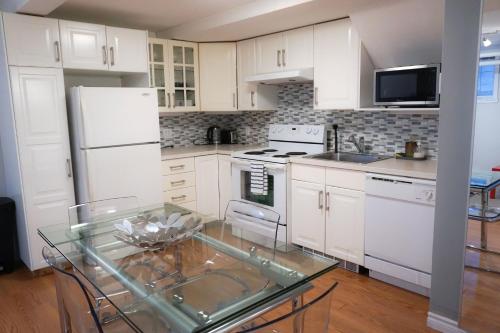 Kitchen, Free Parking - Great 1BR near Henri Bourassa Metro in Ahuntsic-Cartierville