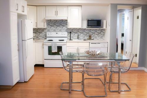 Kitchen, Free Parking - Great 1BR near Henri Bourassa Metro in Ahuntsic-Cartierville