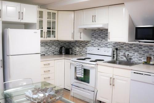 Facilities, Free Parking - Great 1BR near Henri Bourassa Metro in Ahuntsic-Cartierville