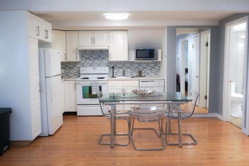 Kitchen, Free Parking - Great 1BR near Henri Bourassa Metro in Ahuntsic-Cartierville